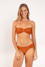 Load image into Gallery viewer, Model Front: Rio De Sol Top Top Ferrugo Mavi