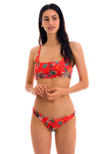Load image into Gallery viewer, Model Front: Rio De Sol Set Set Wildflowers Bra-Sport Lisboa